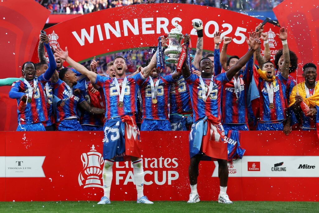 Crystal Palace levantando a taça da FA CUP - (Foto: Reprodução - Twitter FA CUP)