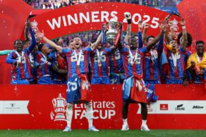 Crystal Palace levantando a taça da FA CUP - (Foto: Reprodução - Twitter FA CUP)