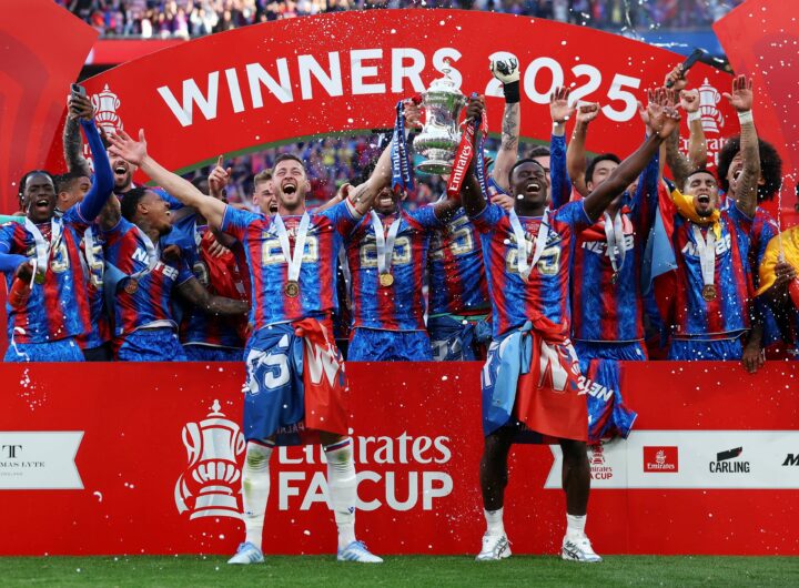 Crystal Palace levantando a taça da FA CUP - (Foto: Reprodução - Twitter FA CUP)