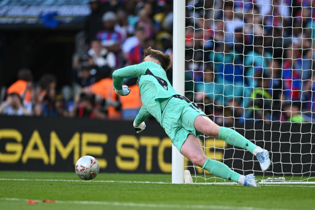 Dean Henderson defende cobrança de pênalti de Marmoush em Crystal Palace x Manchester City (Foto: Reprodução - Twitter FA CUP)